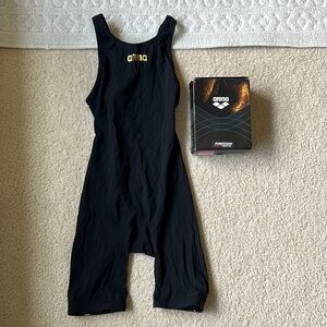 Arena Powerskin Carbon Air2 Size 24 Black and Gold